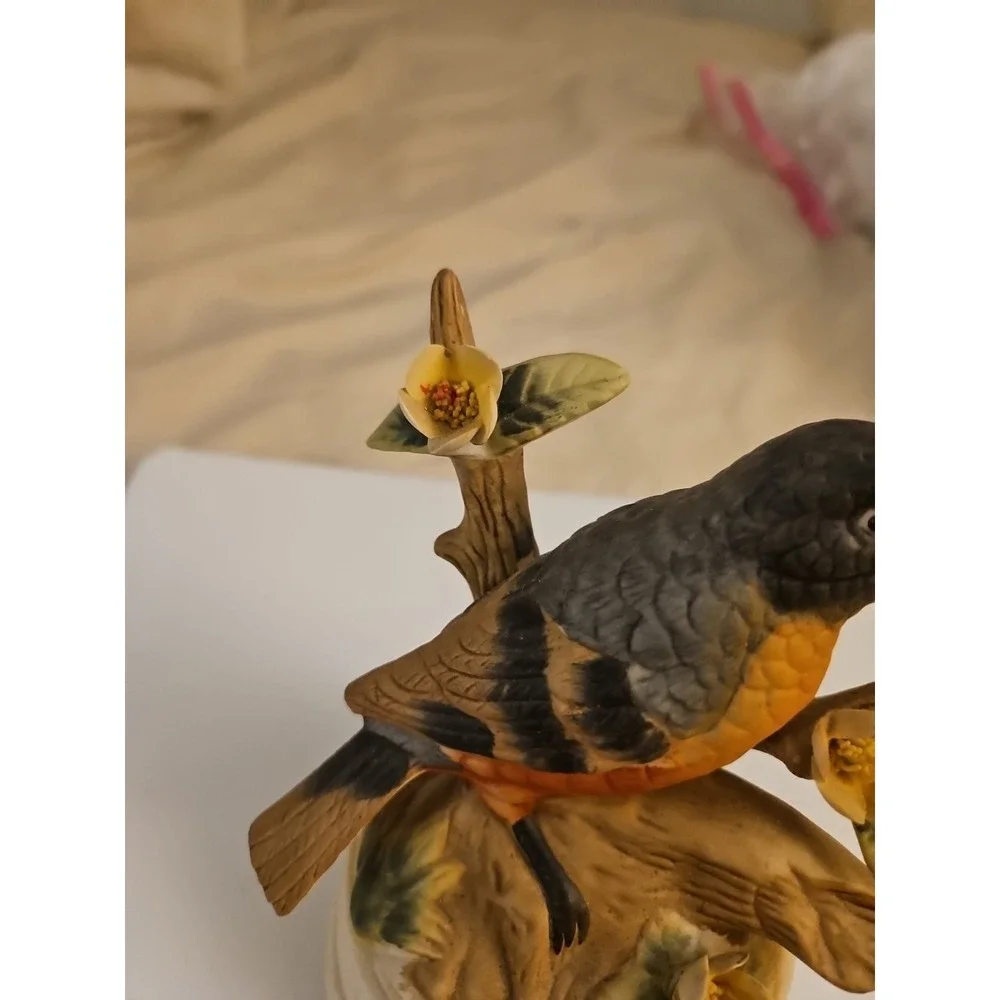 Vintage Milano Porcelain Bird Music Box /‎ Robin on a Branch / Eda Mann (466)